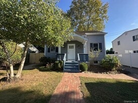 12 Grafton St in Greenlawn, NY - Building Photo