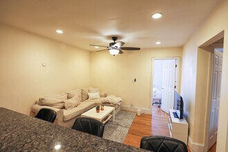 328 Saint Paul St, Unit 3 in Brookline, MA - Building Photo - Building Photo