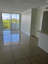 1990 Marseille Dr, Unit 402 in Miami Beach, FL - Building Photo - Building Photo