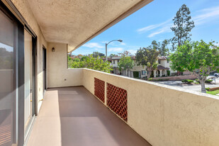 25245 Tanoak Ln in Lake Forest, CA - Foto de edificio - Building Photo