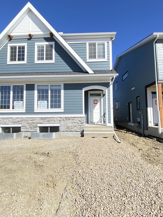 1090 Mahogany Blvd SE in Calgary, AB - Building Photo