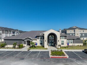 Vantage at McKinney Falls in Austin, TX - Foto de edificio - Building Photo