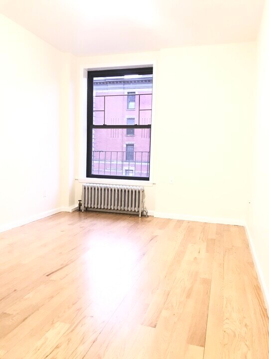 261 Columbus Ave in New York, NY - Building Photo