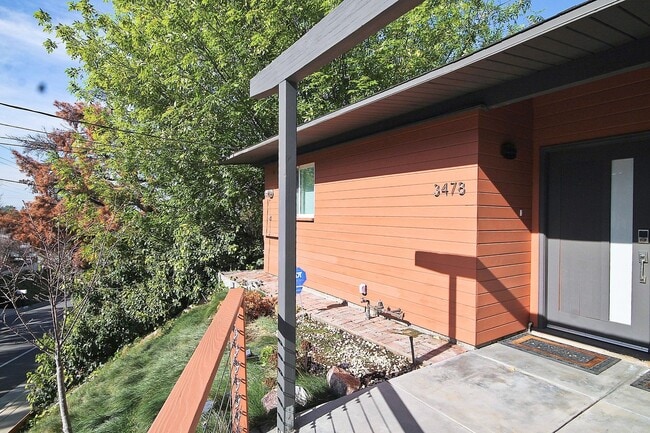 3478 Woodcliff Rd in Los Angeles, CA - Building Photo - Building Photo