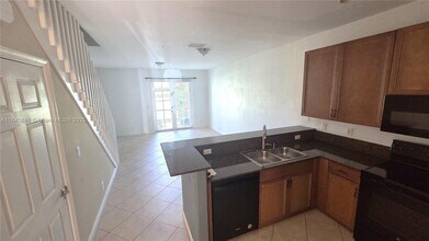 4605 SW 75th Way in Davie, FL - Foto de edificio - Building Photo