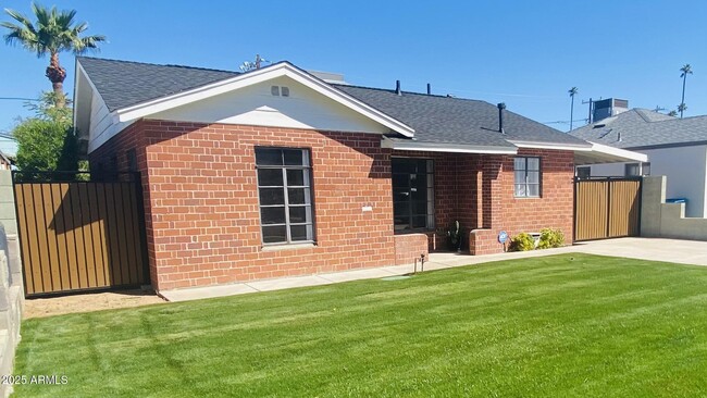 1136 E Almeria Rd in Phoenix, AZ - Foto de edificio - Building Photo