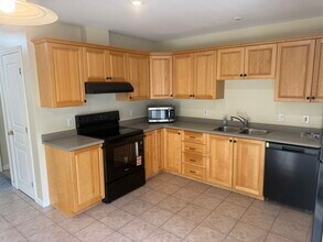 8 Intervale Ct in Hudson, NH - Building Photo - Building Photo