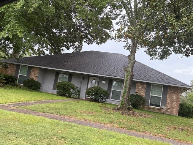 1422 Stoneleigh Dr