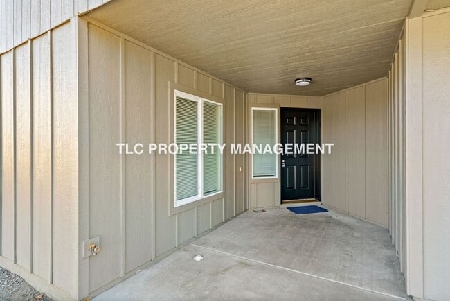 824-830 N Douglas Ave in Cottage Grove, OR - Building Photo - Building Photo