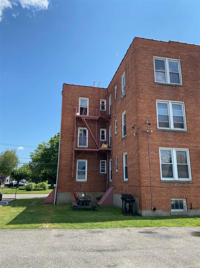 726 E Main St in Riverhead, NY - Building Photo - Building Photo