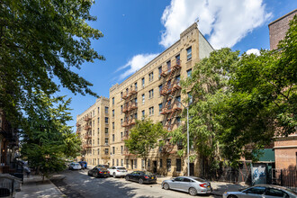 Warwick Court in New York, NY - Building Photo - Primary Photo