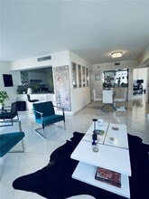 11111 Biscayne Blvd in North Miami Beach, FL - Building Photo - Building Photo