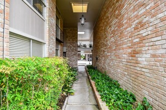 2230 S Piney Point Rd in Houston, TX - Building Photo - Building Photo