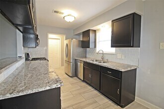 13111 Sherwood Oaks Dr in Houston, TX - Building Photo - Building Photo