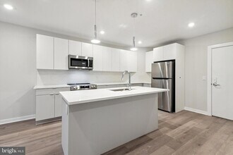 3449 Scotts Ln, Unit B203 in Philadelphia, PA - Foto de edificio - Building Photo