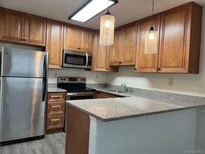1006 Holly Walk in Poughkeepsie, NY - Building Photo - Building Photo