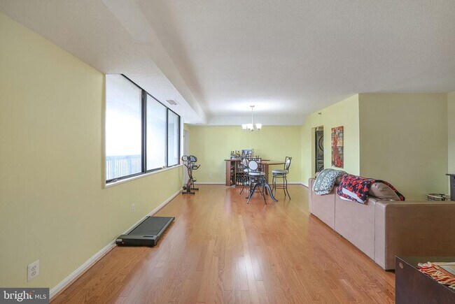 3713 S George Mason Dr in Falls Church, VA - Foto de edificio - Building Photo