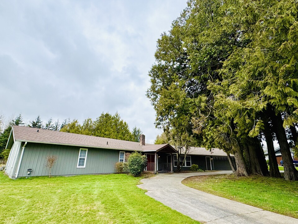 154 E Bartlett Rd in Lynden, WA - Building Photo