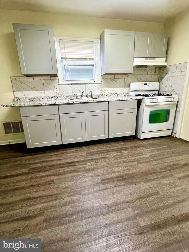 75 E Browning Rd in Bellmawr, NJ - Building Photo - Building Photo