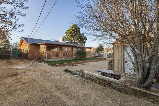 1700 Gschwind Pl SW in Albuquerque, NM - Building Photo - Building Photo