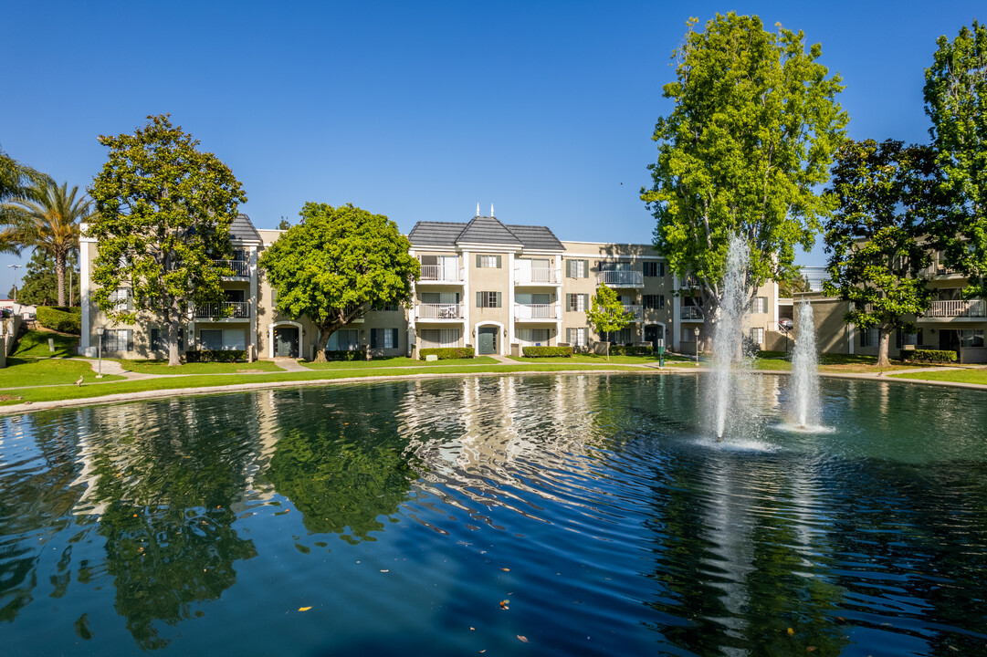 Versailles on the Lake Apartments in Santa Ana, CA - Foto de edificio