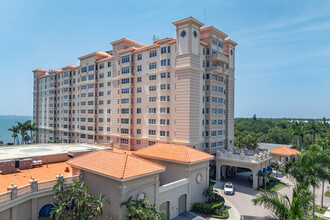 Sarasota Bay Club I & II in Sarasota, FL - Foto de edificio - Building Photo