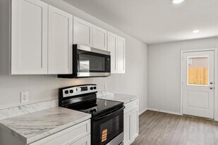 303 Victory Dr in Mabank, TX - Building Photo