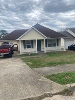 412 Tina Hely Ct in Stockbridge, GA - Building Photo