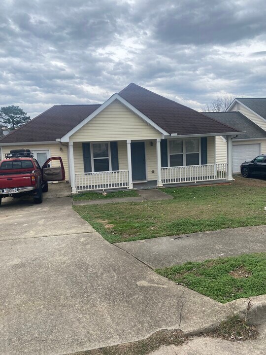 412 Tina Hely Ct in Stockbridge, GA - Building Photo