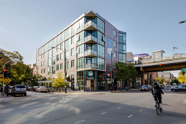 property at 1714 W Roscoe St