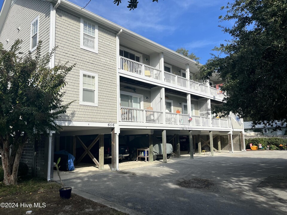 606 W Brown St in Southport, NC - Foto de edificio