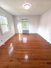 11 Floyd Pl in Great Neck, NY - Building Photo - Building Photo