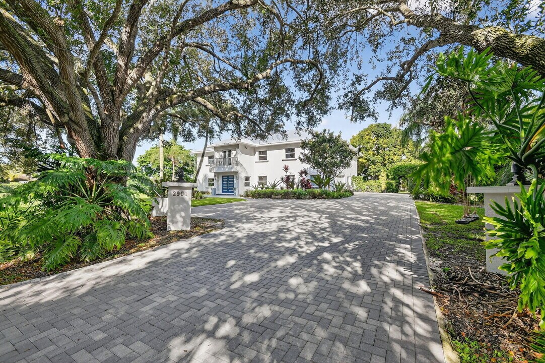 2900 Greenbriar Blvd in Wellington, FL - Building Photo