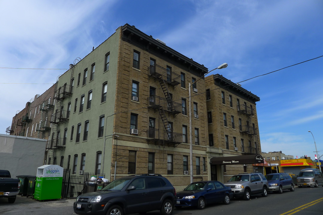 Steinway Manor in Long Island City, NY - Building Photo