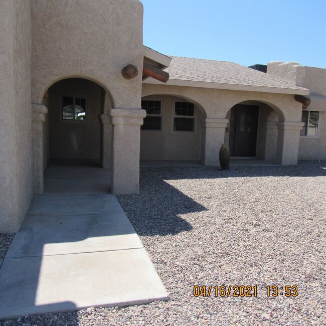 1021 McCulloch Blvd S in Lake Havasu City, AZ - Foto de edificio - Building Photo