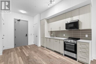 2075 King Rd in King, ON - Building Photo - Building Photo