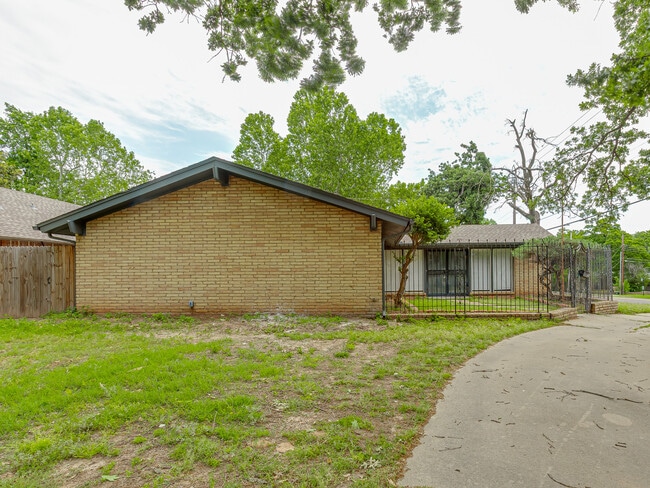 1700 N Alexander Ln in Bethany, OK - Building Photo - Building Photo
