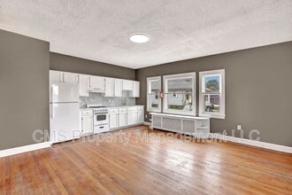 44 Dover Ave in Ewing Township, NJ - Foto de edificio - Building Photo