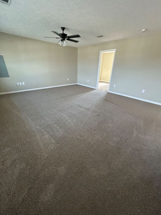 2038 Jonathan Dr in Baneberry, TN - Building Photo