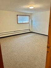 12 Hayes St, Unit Lower Level in New Britain, CT - Foto de edificio - Building Photo