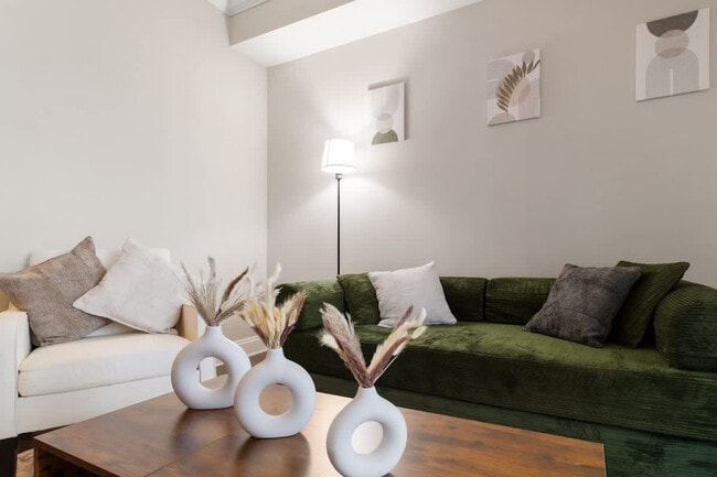 590 James Maxwell Rd in Atlanta, GA - Foto de edificio - Building Photo