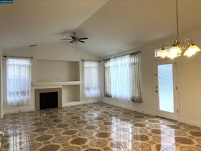 111 Steinbeck Ct in Pittsburg, CA - Building Photo - Building Photo