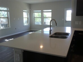12800 Leatherback Ln in Austin, TX - Foto de edificio - Building Photo