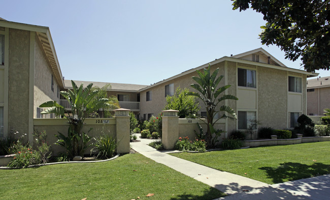 Cedar Street Apartments in Ontario, CA - Foto de edificio - Building Photo