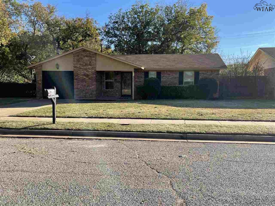 239 Loch Lomond Dr in Wichita Falls, TX - Building Photo