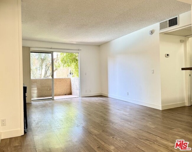 15425 Sherman Way in Los Angeles, CA - Building Photo - Building Photo