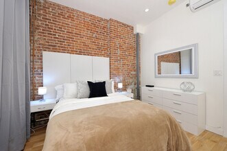 353 W 48th St in New York, NY - Building Photo - Building Photo