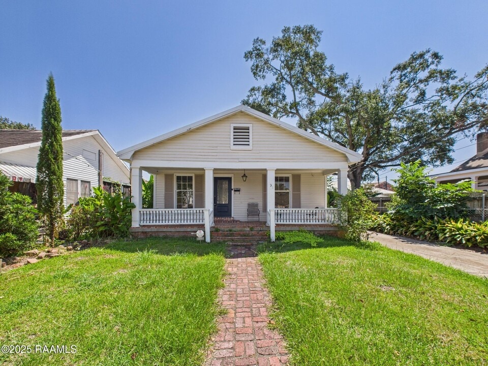 131 Washington St in St. Martinville, LA - Building Photo