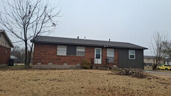 5830 NW Kinyon Ave in Lawton, OK - Building Photo