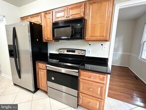 208 Commons Dr NW in Vienna, VA - Building Photo - Building Photo